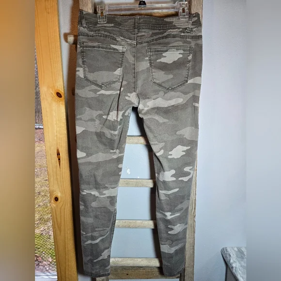 Camouflage Skinny Jeans - Picture 2 of 6